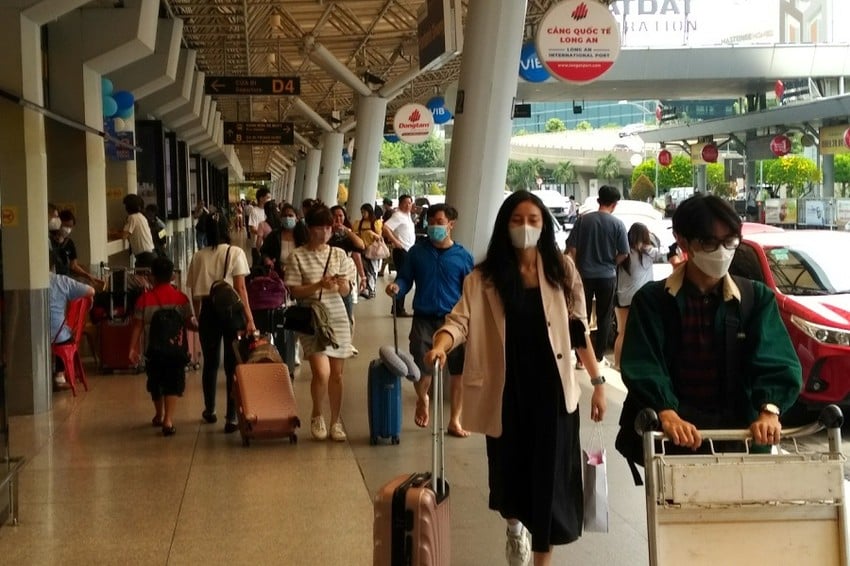 Vé máy bay hạ nhiệt nhanh sau ngày nghỉ lễ - Ảnh 2.