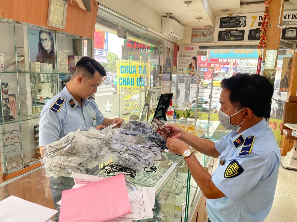 Cục QLTT TP.HCM: Tiêu hủy hàng giả, hàng cấm trị giá trên 11 tỷ đồng - Ảnh 1. Cục QLTT TP.HCM: Tiêu hủy hàng giả, hàng cấm trị giá trên 11 tỷ đồng - Ảnh 1.