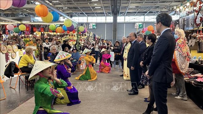 Hội chợ Paris 2023: Lan tỏa hình ảnh Việt Nam giàu văn hóa và sản phẩm truyền thống - Ảnh 2.