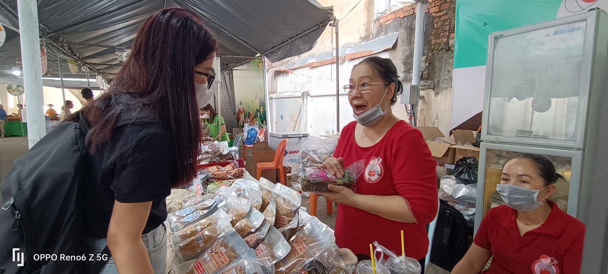 Ngân hàng vào tận chợ phục vụ tiểu thương, hộ kinh doanh - Ảnh 2.