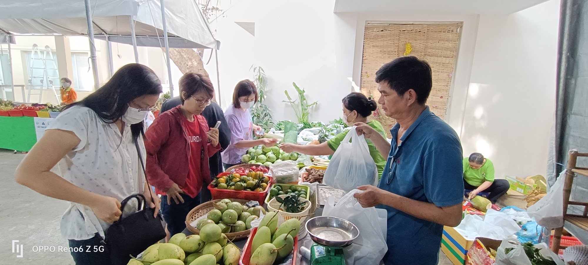 Ngân hàng vào tận chợ phục vụ tiểu thương, hộ kinh doanh - Ảnh 1.
