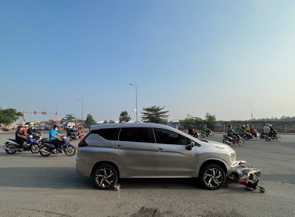 Tài xế ô tô tông loạt phương tiện, kéo lê xe máy dưới gầm dương tính với ma túy - Ảnh 1.