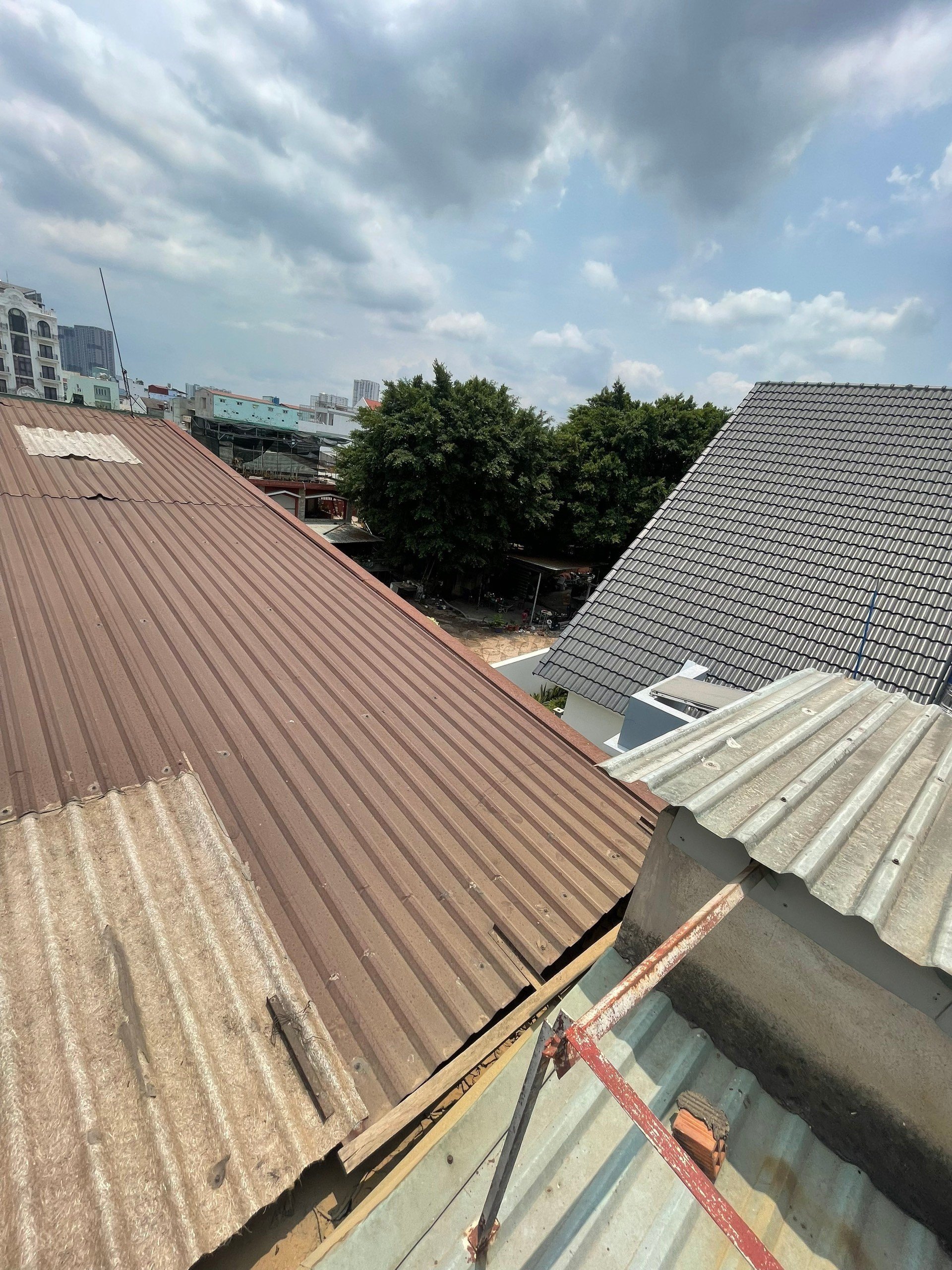 Vụ &quot;bị chồng bạn gái đuổi, thanh niên leo mái tôn té tử vong&quot;: Công an nói gì? - Ảnh 1.