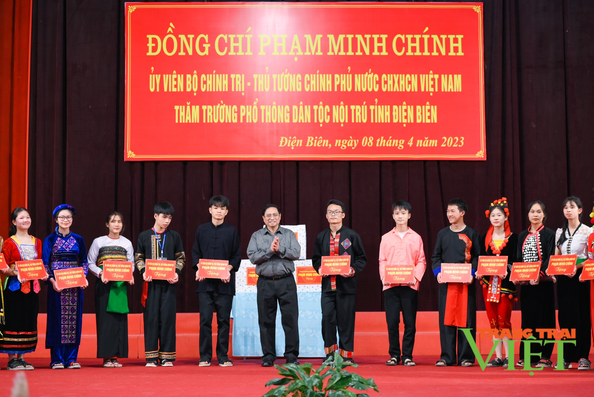 Thủ tướng Chính phủ Phạm Minh Chính tặng quà học sinh dân tộc thiểu số, trẻ em hoàn cảnh khó khăn Điện Biên - Ảnh 1. Thủ tướng Chính phủ Phạm Minh Chính tặng quà học sinh dân tộc thiểu số, trẻ em hoàn cảnh khó khăn Điện Biên - Ảnh 1.
