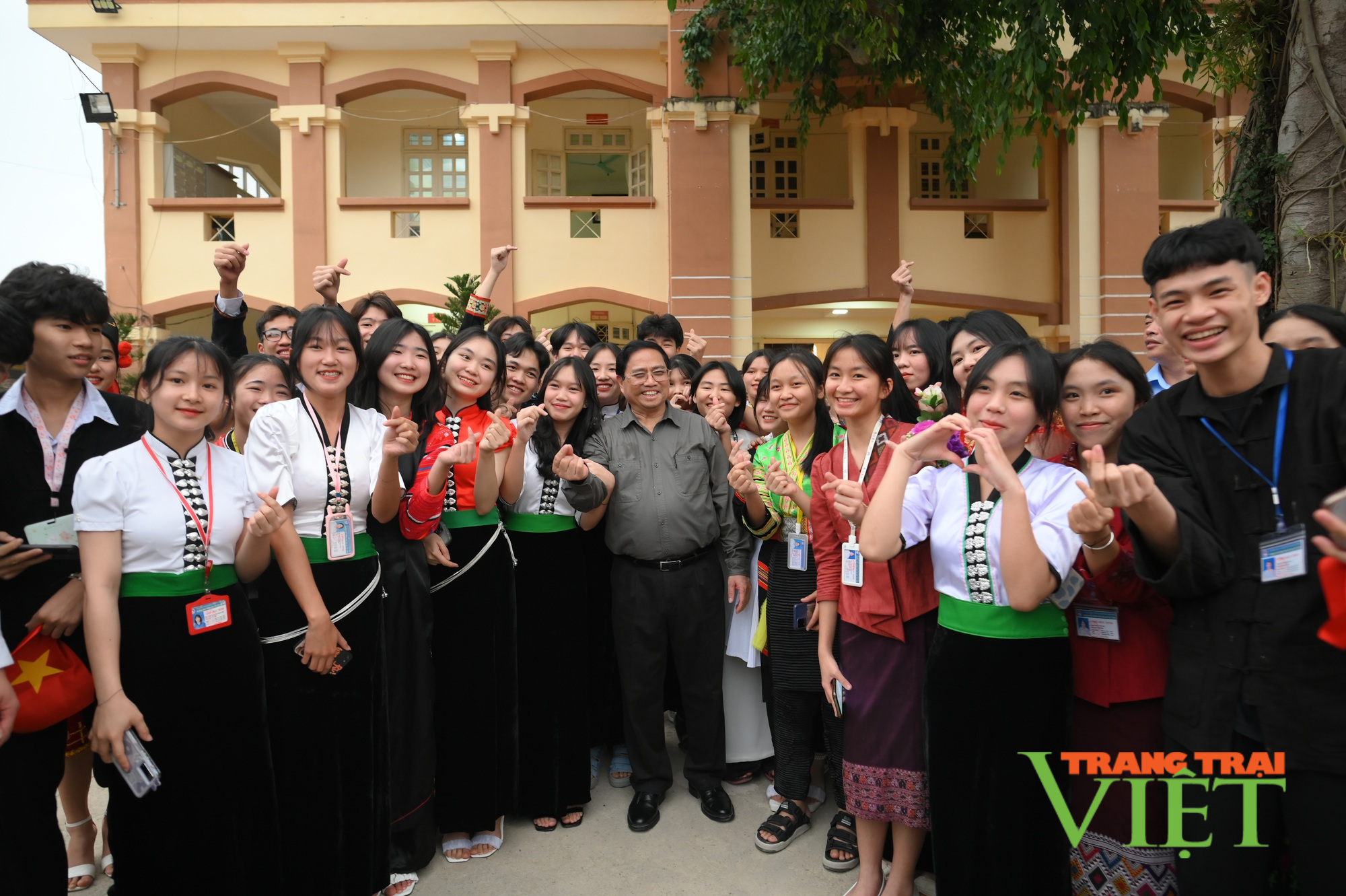 Thủ tướng Chính phủ Phạm Minh Chính tặng quà học sinh dân tộc thiểu số, trẻ em hoàn cảnh khó khăn Điện Biên - Ảnh 2. Thủ tướng Chính phủ Phạm Minh Chính tặng quà học sinh dân tộc thiểu số, trẻ em hoàn cảnh khó khăn Điện Biên - Ảnh 2.
