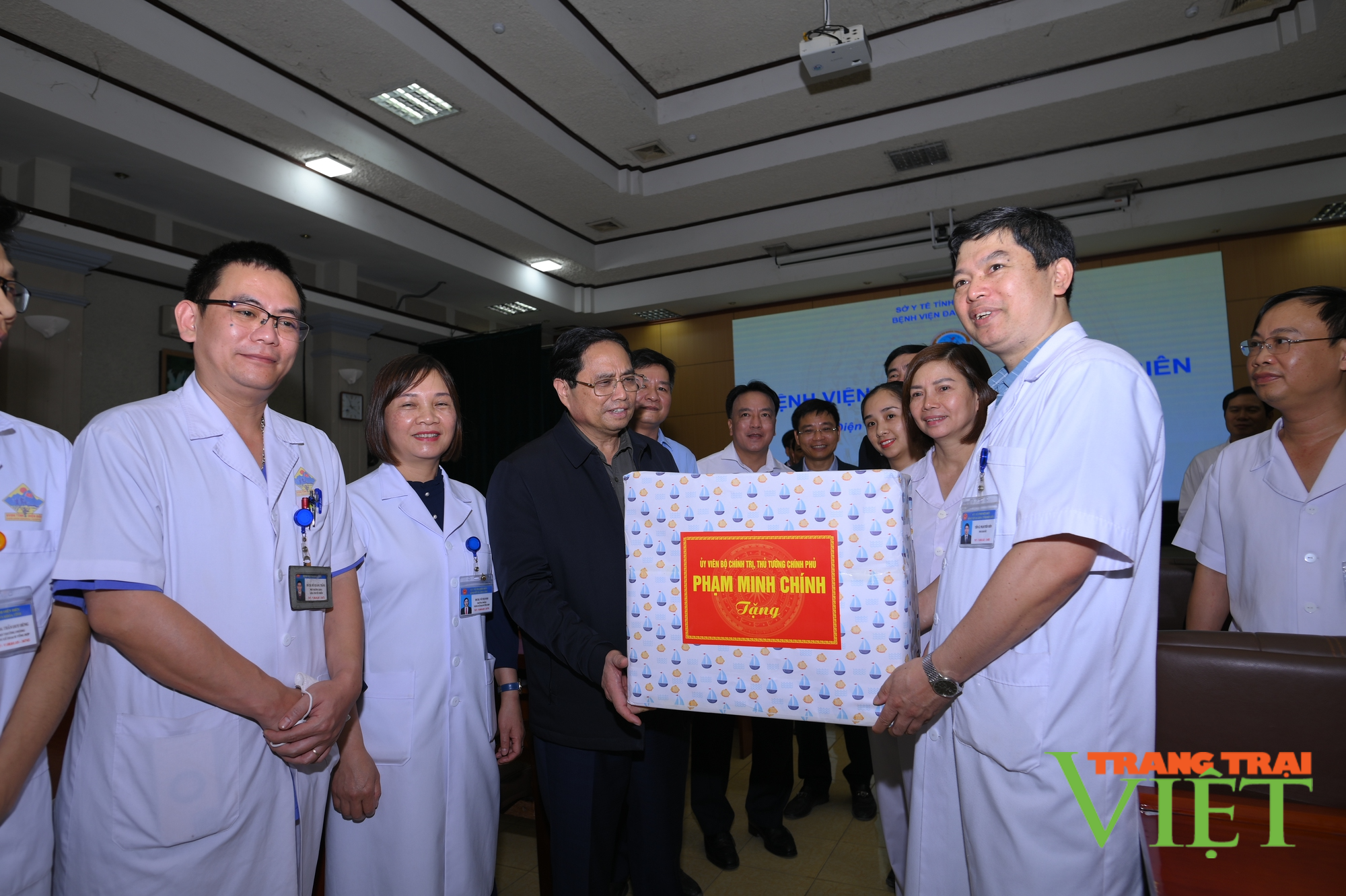 Thủ tướng Chính phủ Phạm Minh Chính tặng quà học sinh dân tộc thiểu số, trẻ em hoàn cảnh khó khăn Điện Biên - Ảnh 3. Thủ tướng Chính phủ Phạm Minh Chính tặng quà học sinh dân tộc thiểu số, trẻ em hoàn cảnh khó khăn Điện Biên - Ảnh 3.