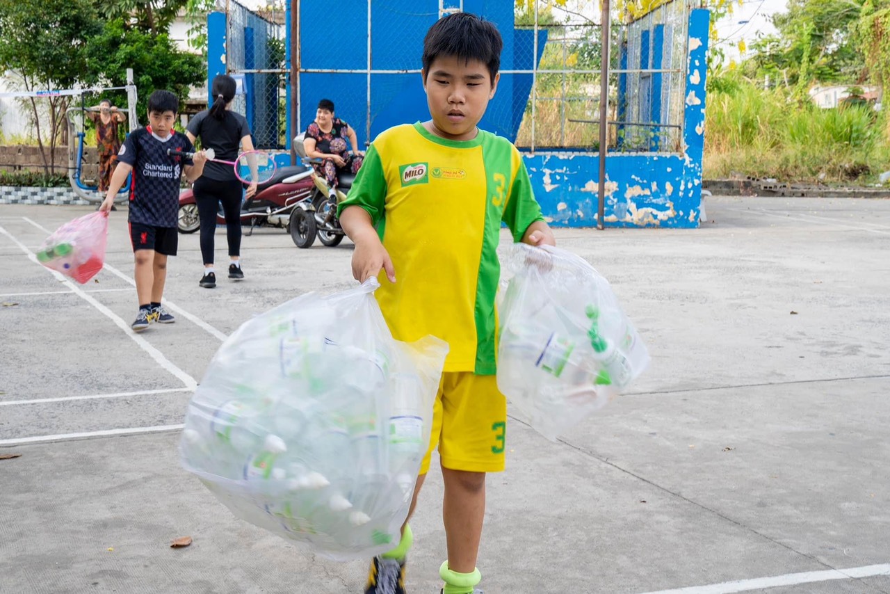 Người dân lấy rác đổi cá cảnh ở TP.Thủ Đức - Ảnh 1.