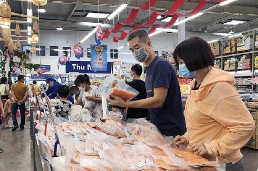 Doanh nghiệp bán lẻ xoay xở giữa lúc người dân thắt chặt chi tiêu - Ảnh 1.