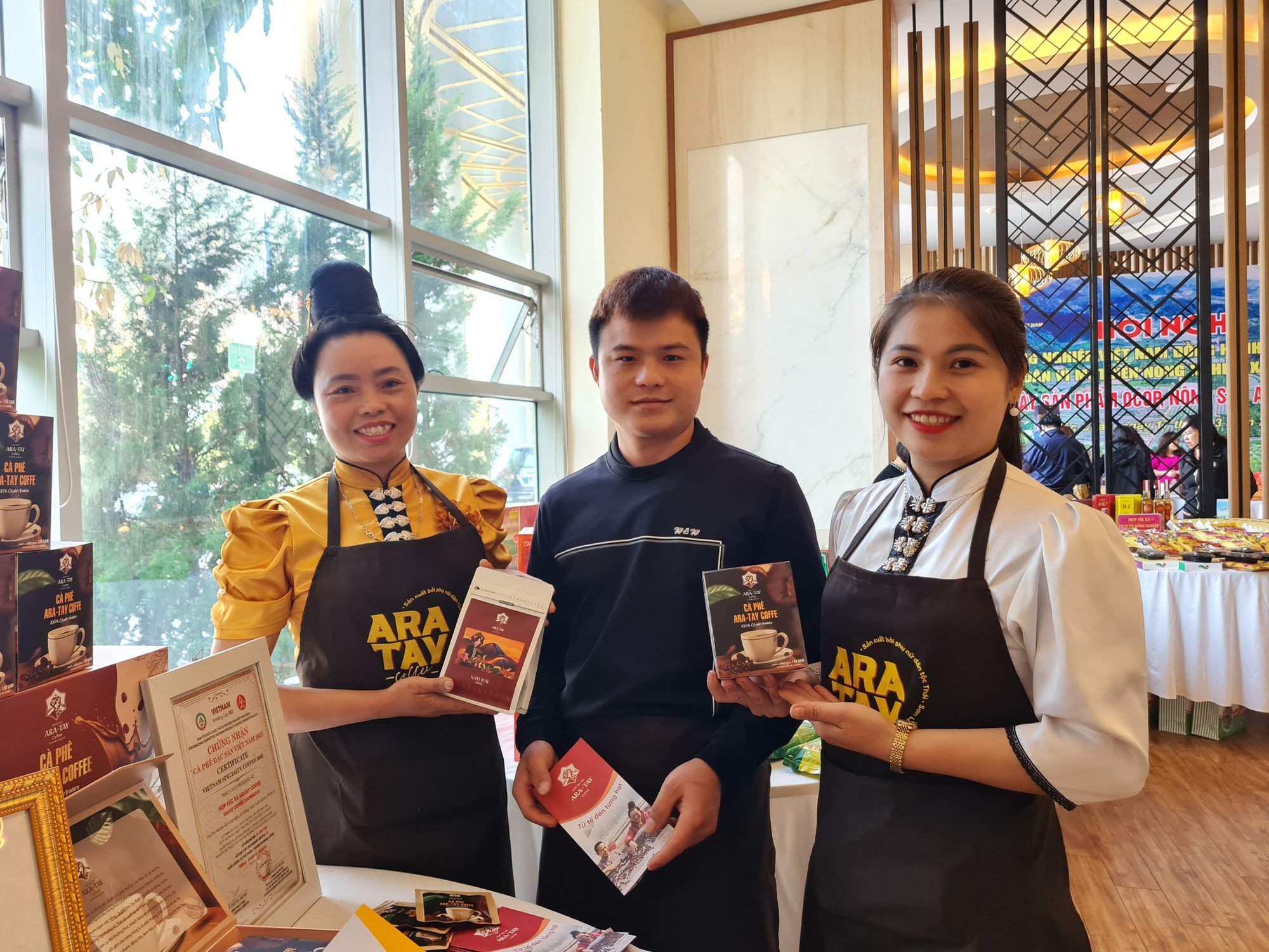 Phụ nữ Thái ở Chiềng Chung chung tay làm cà phê sạch - Ảnh 1.