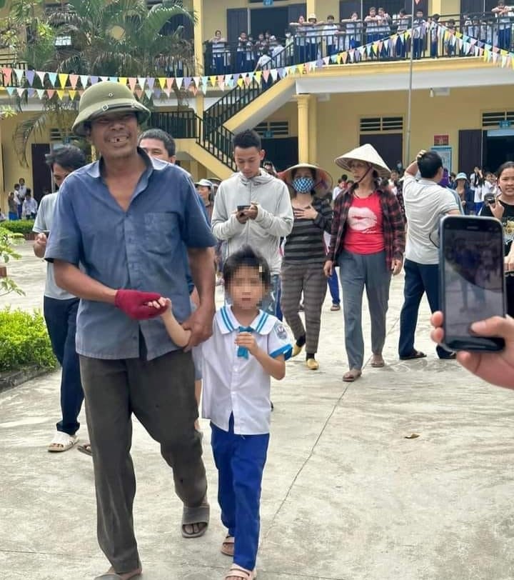 Nghệ An: Bé gái chui vào tủ đựng đồ dùng học sinh ngủ, hàng trăm người tá hỏa tìm kiếm - Ảnh 1. Nghệ An: Bé gái chui vào tủ đựng đồ dùng học sinh ngủ, hàng trăm người tá hỏa tìm kiếm - Ảnh 1.