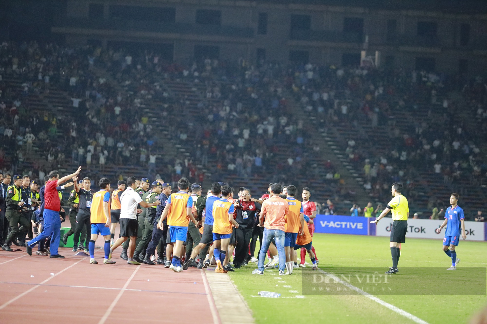 Ẩu đả trận U22 Thái Lan vs U22 Indonesia: 6 thẻ đỏ, 11 thẻ vàng - Ảnh 9.