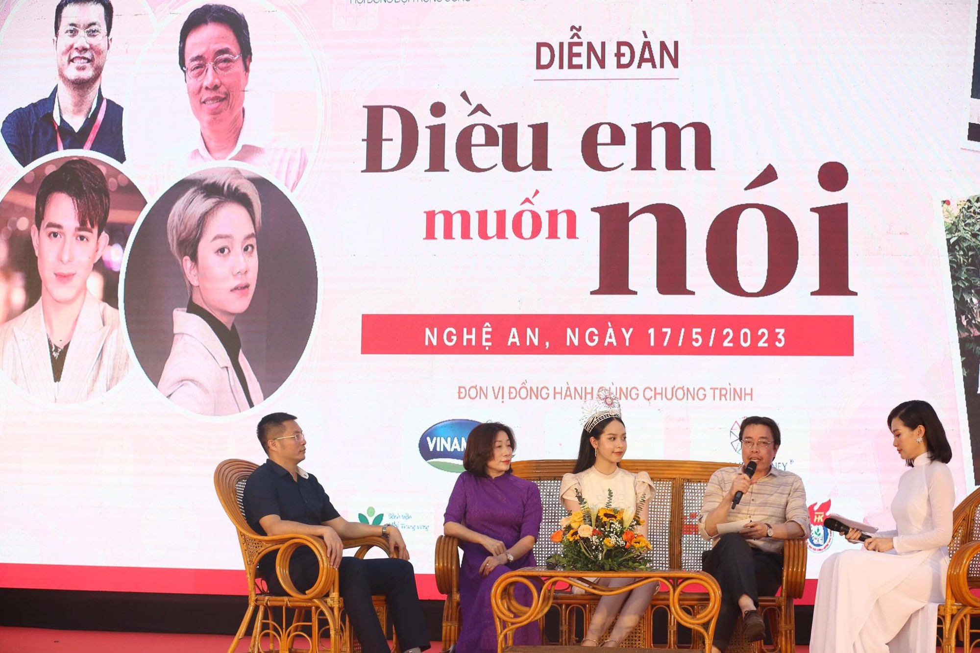 Hàng ngàn học sinh Nghệ An tham gia diễn đàn với chủ đề phòng chống bạo lực học đường - Ảnh 1.