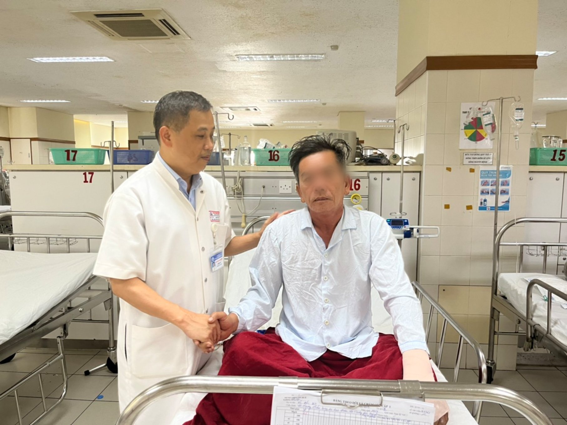 Vụ chủ tịch phường bị đâm nguy kịch: Hành trình cứu nạn nhân thoát &quot;cửa tử&quot; - Ảnh 1.