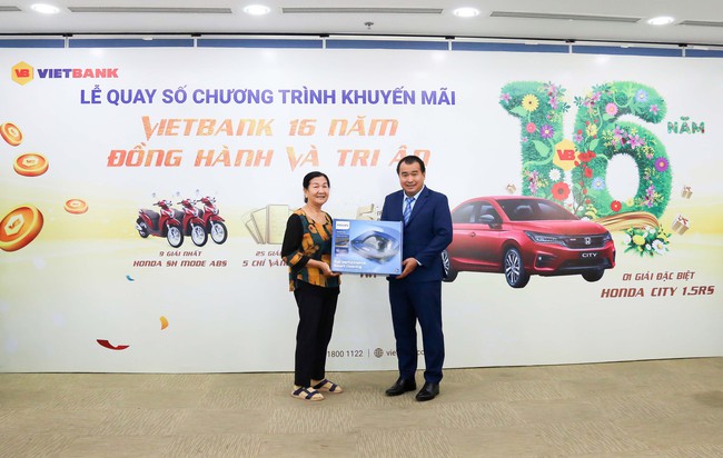 Khách hàng trúng thưởng &quot;xế hộp&quot; xịn từ chương trình Vietbank 16 năm đồng hành và tri ân  - Ảnh 1.