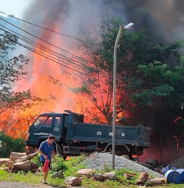 Giữa nắng nóng đỉnh điểm, &quot;bà hỏa&quot; thiêu rụi căn nhà gỗ trị giá hơn nửa tỷ đồng - Ảnh 1.