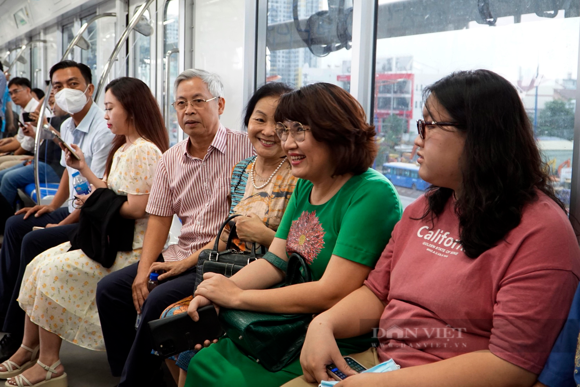Nhiều người đưa ra ý kiến sau vụ một đoàn tàu của tuyến metro số 1 bị vẽ bậy - Ảnh 3.