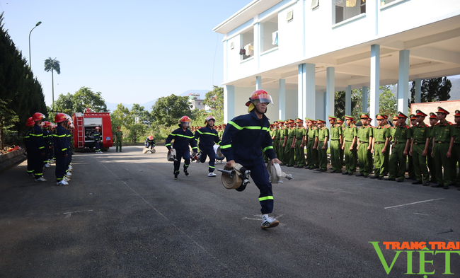 Công an Lai Châu: Huấn luyện nâng cao nghiệp vụ PCCC, cứu nạn, cứu hộ - Ảnh 3.