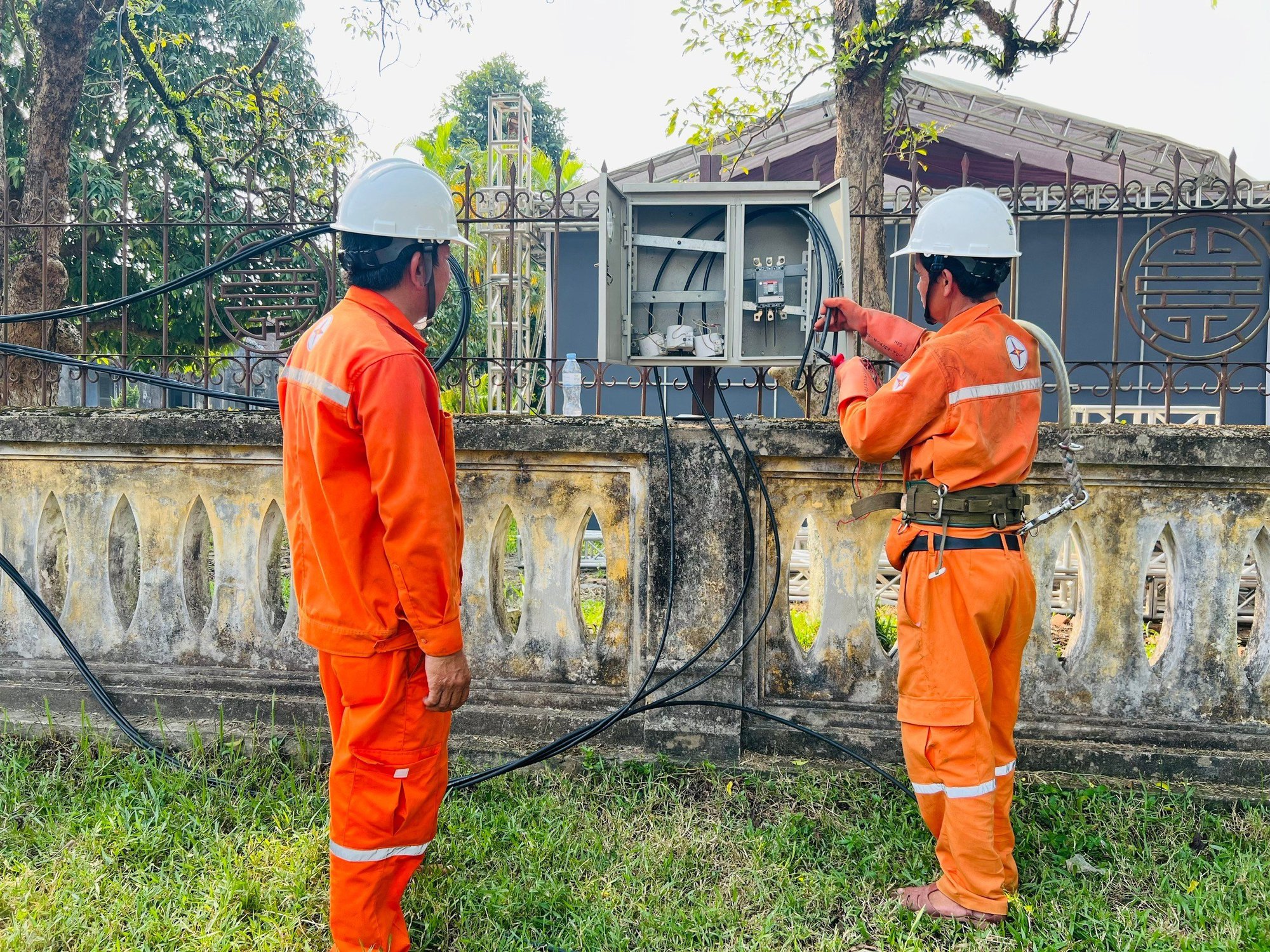 Chủ tịch TT-Huế chỉ đạo xử lý các tổ chức, cá nhân không thực hiện tiết kiệm điện - Ảnh 1.