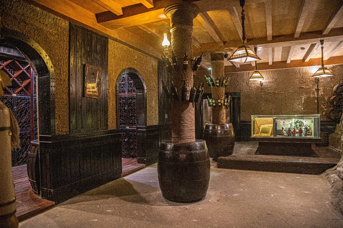 Bật mí những chuyện ly kỳ về hầm rượu 100 tuổi của Bà Nà Hills - Ảnh 5.
