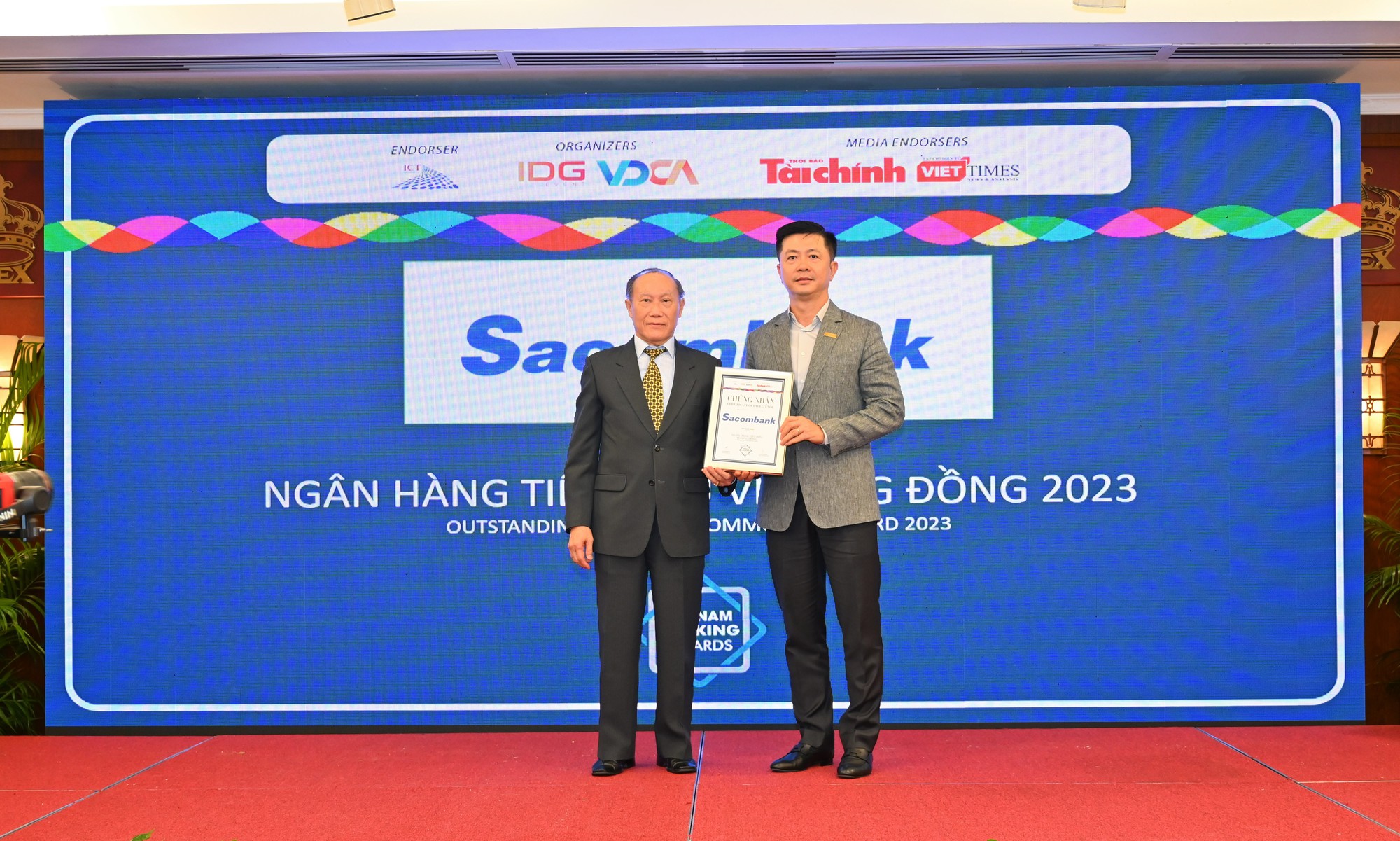 Sacombank nhận giải tiêu biểu về bán lẻ và hoạt động cộng đồng - Ảnh 1.