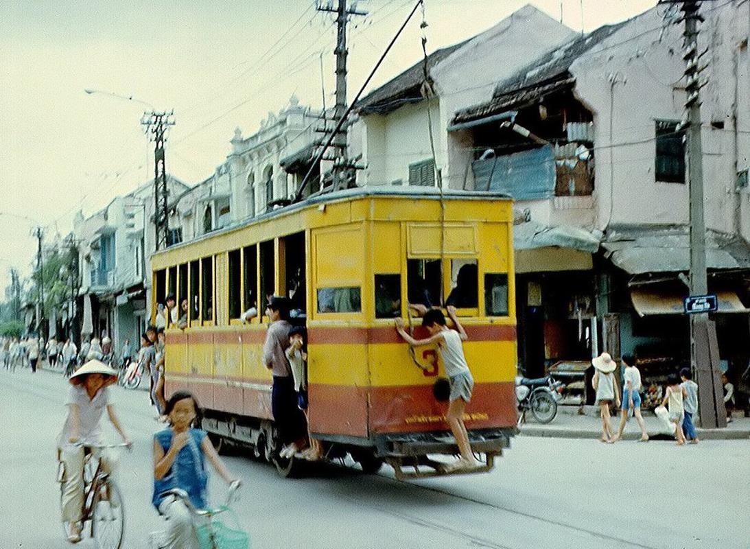 Bộ ảnh màu &quot;chất hơn nước cất&quot; về di sản tàu điện Hà Nội xưa - Ảnh 3.