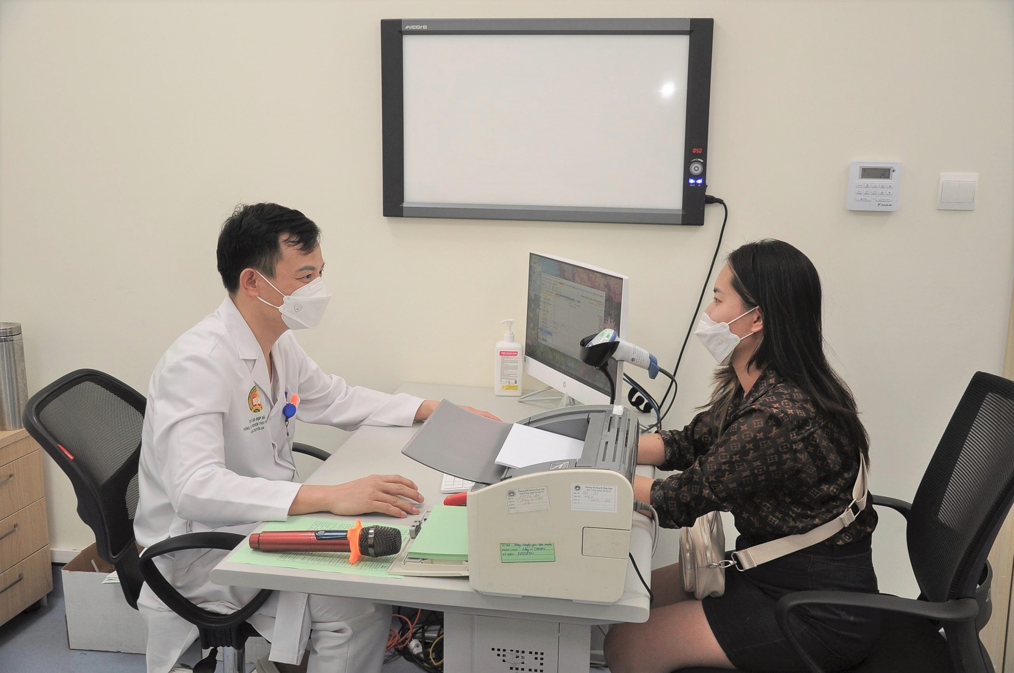 Chính sách mới về công an xã, tăng giá dịch vụ khám bệnh, tăng lệ phí sát hạch... có hiệu lực từ tháng 8/2023 - Ảnh 3.