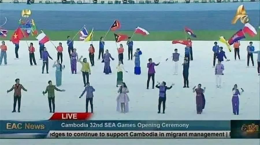 Vết gợn lễ khai mạc SEA Games 32: Chủ nhà Campuchia nhầm quốc kỳ Indonesia với Ba Lan - Ảnh 1.