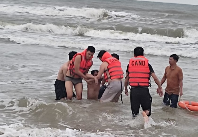 Lãnh đạo Bộ Công an gửi thư khen cán bộ cứu nhiều du khách bị sóng dữ cuốn trôi ở Huế  - Ảnh 1.