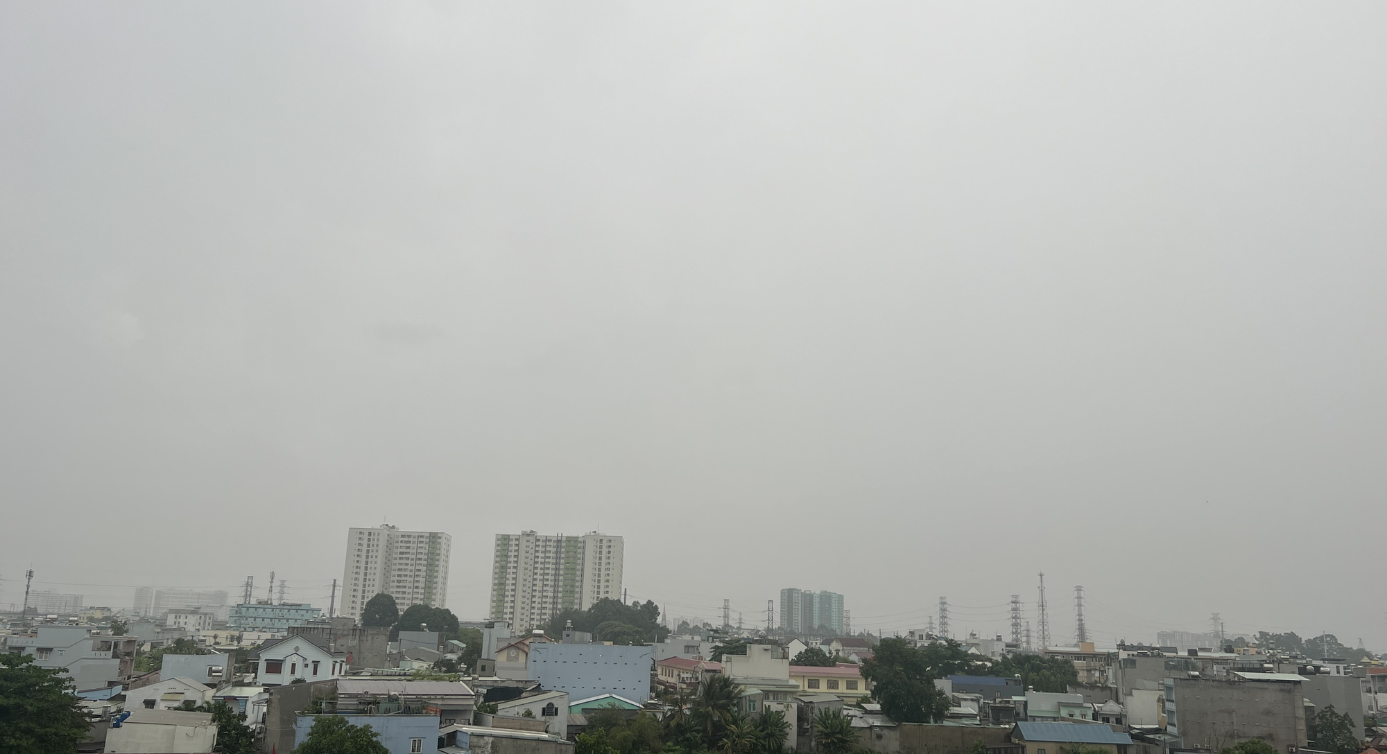 Sau nhiều ngày nắng nóng, người dân TP.HCM vui mừng vì xuất hiện cơn mưa giải nhiệt - Ảnh 1.