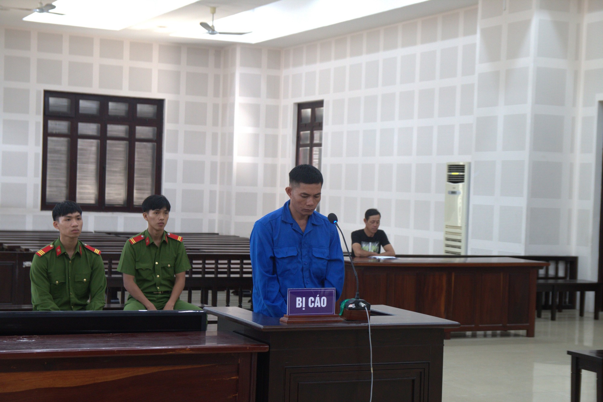 Say xỉn, em dùng kéo đâm anh trai trọng thương - Ảnh 1.