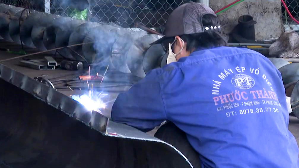 Công ty TNHH chế biến nông sản Phước Thành tự sản xuất ra phụ tùng, và hoàn thiện dây chuyền máy ép dầu cho mình. Ảnh: Công Minh