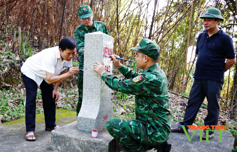 Bộ đội Biên phòng tỉnh Sơn La: Bảo dưỡng, sơn sửa lại các mốc quốc giới, cọc dấu biên giới - Ảnh 1. Bộ đội Biên phòng tỉnh Sơn La: Bảo dưỡng, sơn sửa lại các mốc quốc giới, cọc dấu biên giới - Ảnh 1.