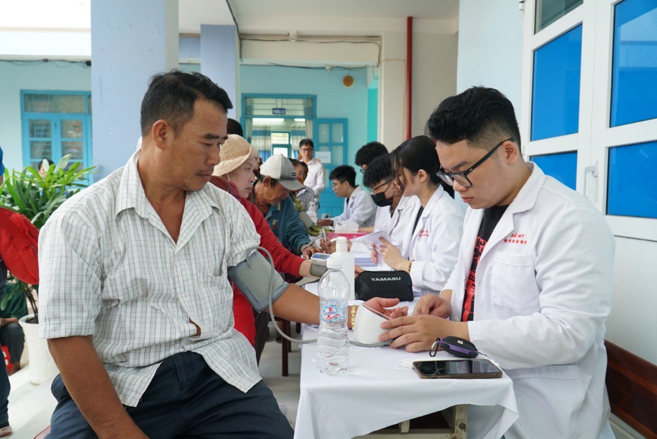 Thắp sáng đèn trên biển cùng ngư dân Ninh Thuận - Ảnh 4.