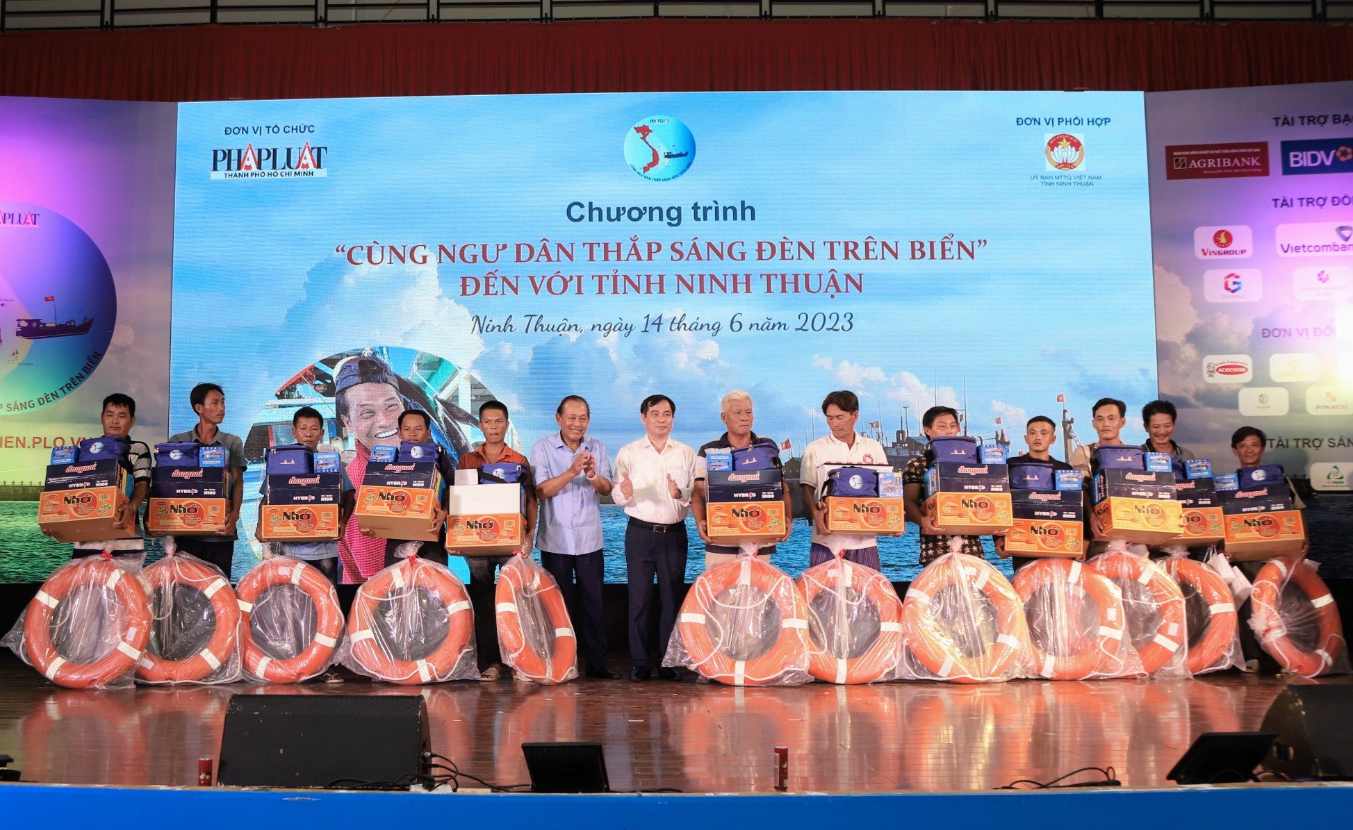 Thắp sáng đèn trên biển cùng ngư dân Ninh Thuận - Ảnh 1.