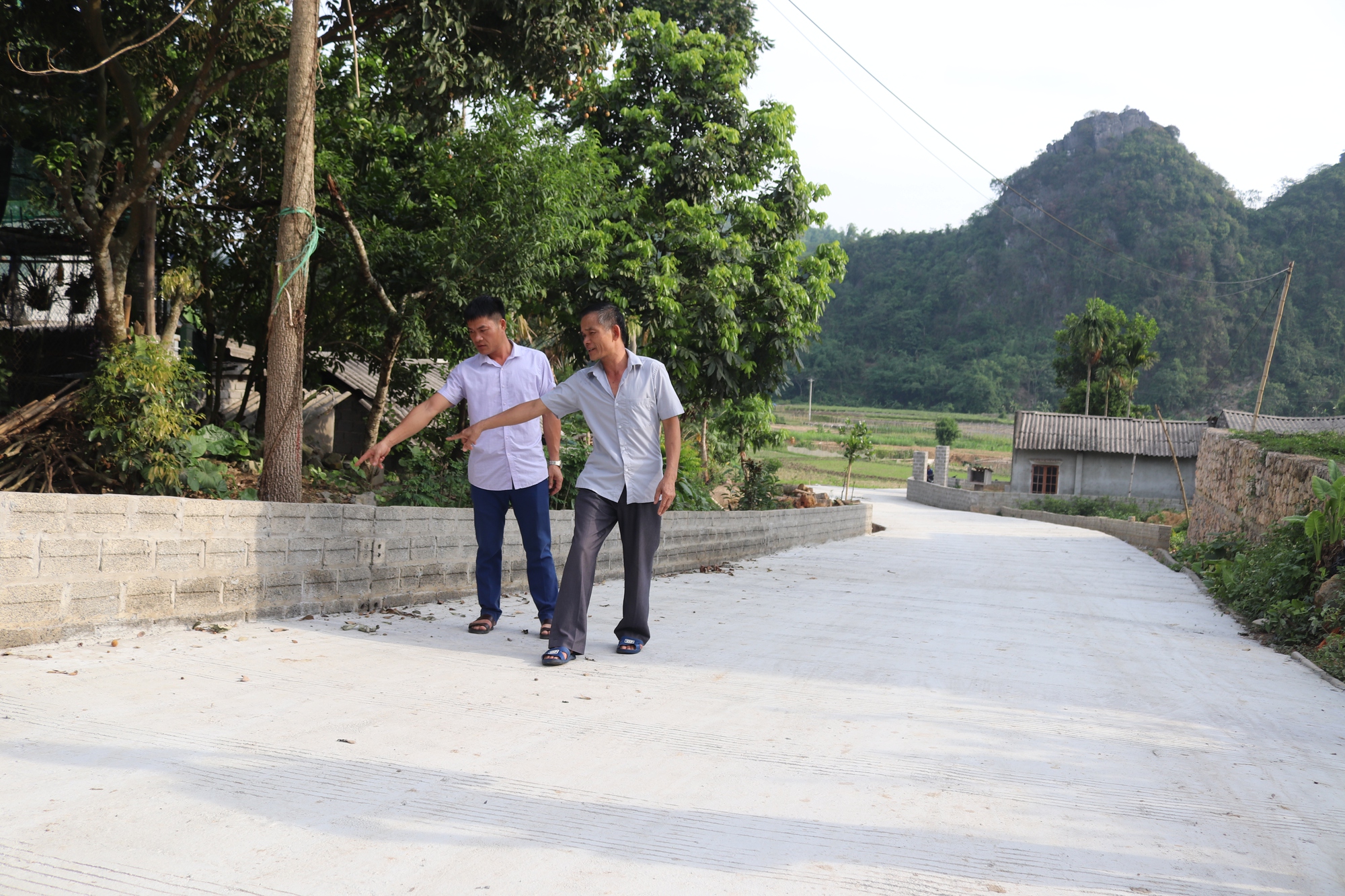 gop/Rộng thêm những con đường ở bản Mường - Ảnh 1.