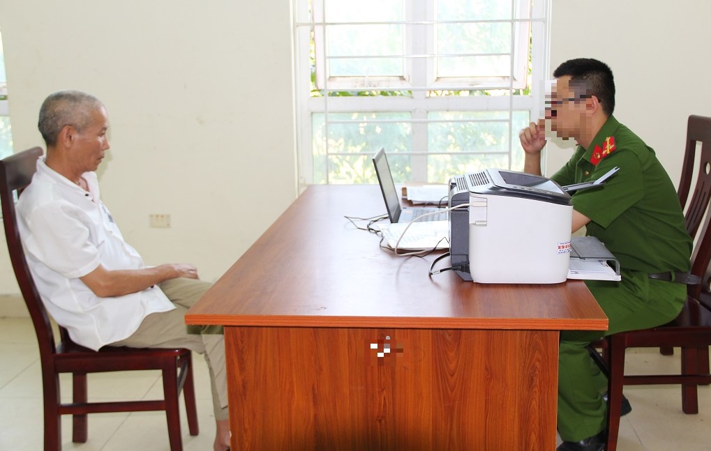 Bắt nhóm đối tượng làm giả tem, sổ kiểm định ô tô - Ảnh 1.