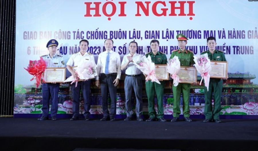 Không có “vùng cấm” trong chống buôn lậu, gian lận thương mại và hàng giả - Ảnh 2. Không có “vùng cấm” trong chống buôn lậu, gian lận thương mại và hàng giả - Ảnh 2.