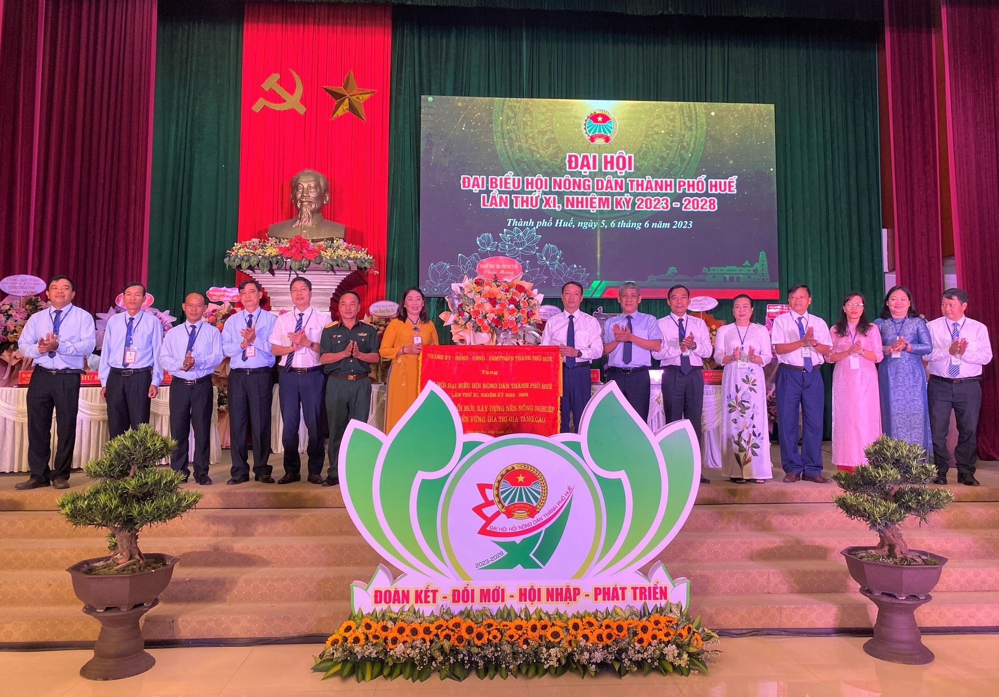 Bà Nguyễn Thị Bích Tuyết tái đắc cử Chủ tịch Hội Nông dân TP.Huế  - Ảnh 3.
