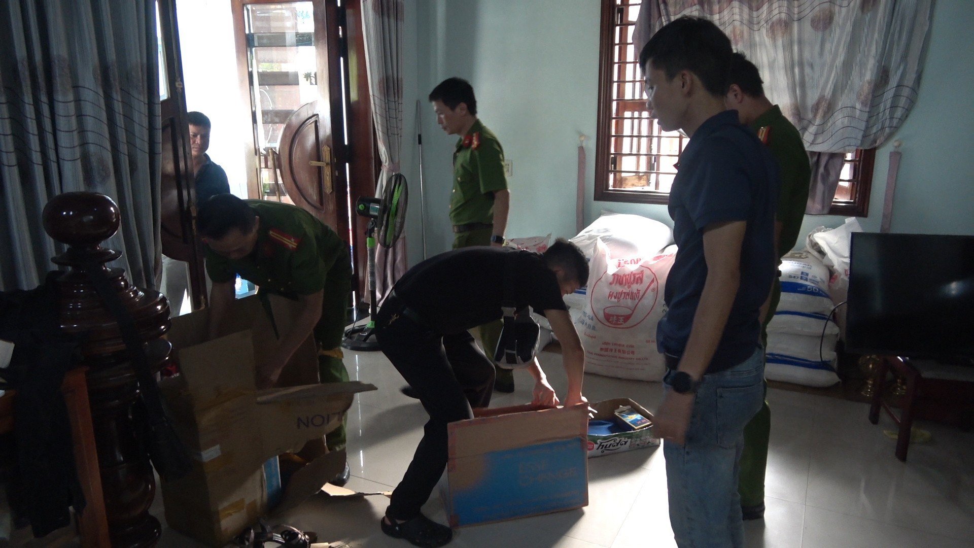 TT-Huế: Cùng mẹ vợ tàng trữ hàng cấm tại nhà, người đàn ông bị khởi tố - Ảnh 1.