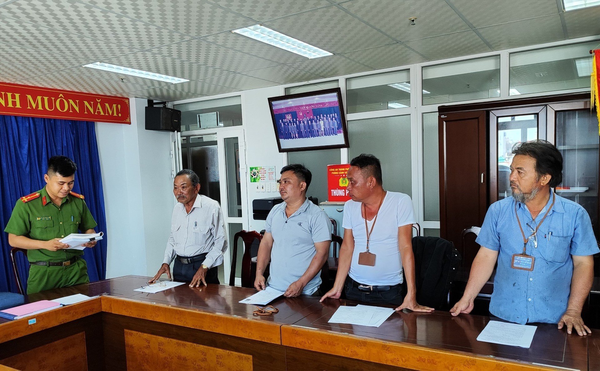 Khởi tố thêm 4 đối tượng &quot;cò&quot; hối lộ tại Trung tâm đăng kiểm tại Đà Nẵng - Ảnh 1.