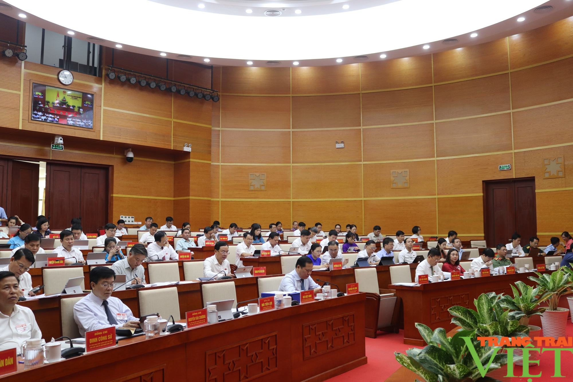 Hòa Bình: Khai mạc Kỳ họp thứ mười bốn, HĐND tỉnh khóa XVII - Ảnh 3. Hòa Bình: Khai mạc Kỳ họp thứ mười bốn, HĐND tỉnh khóa XVII - Ảnh 3.