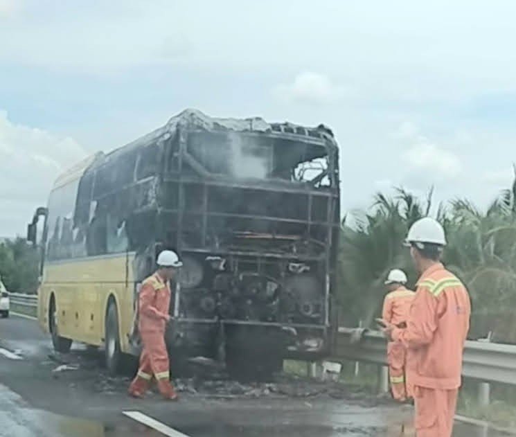Tiền Giang: Xe khách giường nằm cháy rụi trên cao tốc Trung  Lương – Mỹ Thuận - Ảnh 1.