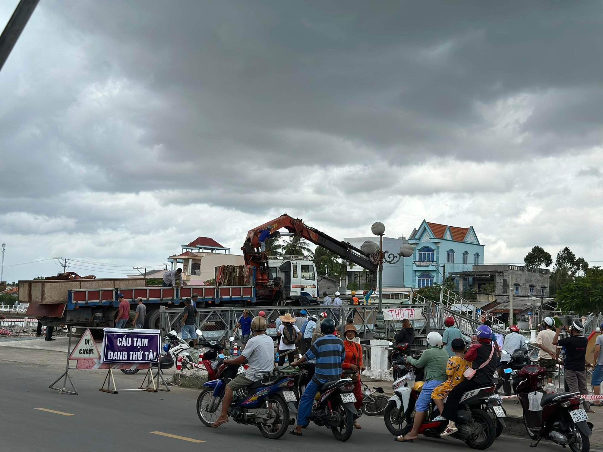 Trà Vinh: Cầu tạm Long Bình 1 sập khi thử tải - Ảnh 2.