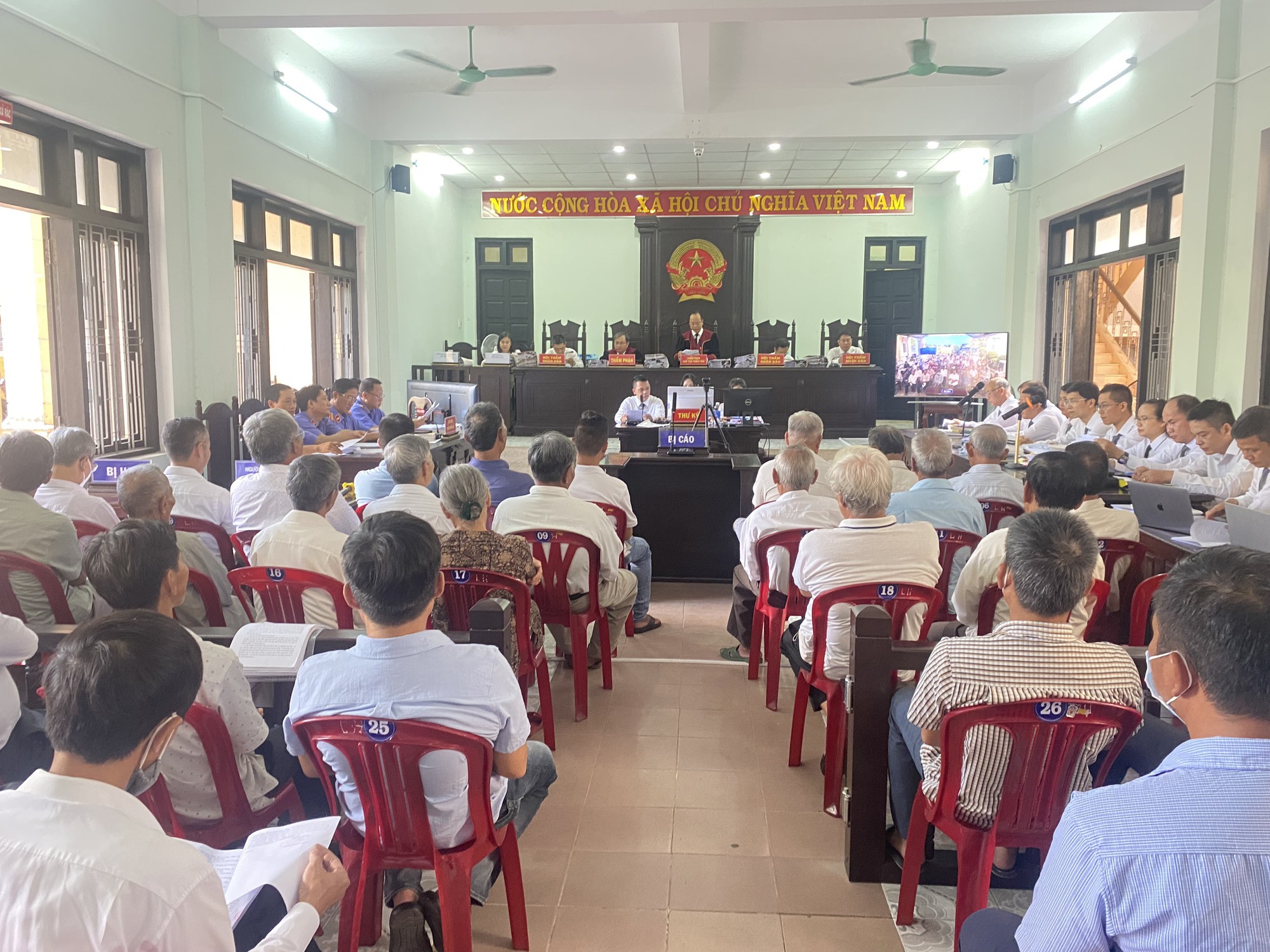 Vụ án kê khống 1.213 ngôi mộ giả ở Huế: Cựu cán bộ công an bị đề nghị mức án cao nhất - Ảnh 2.