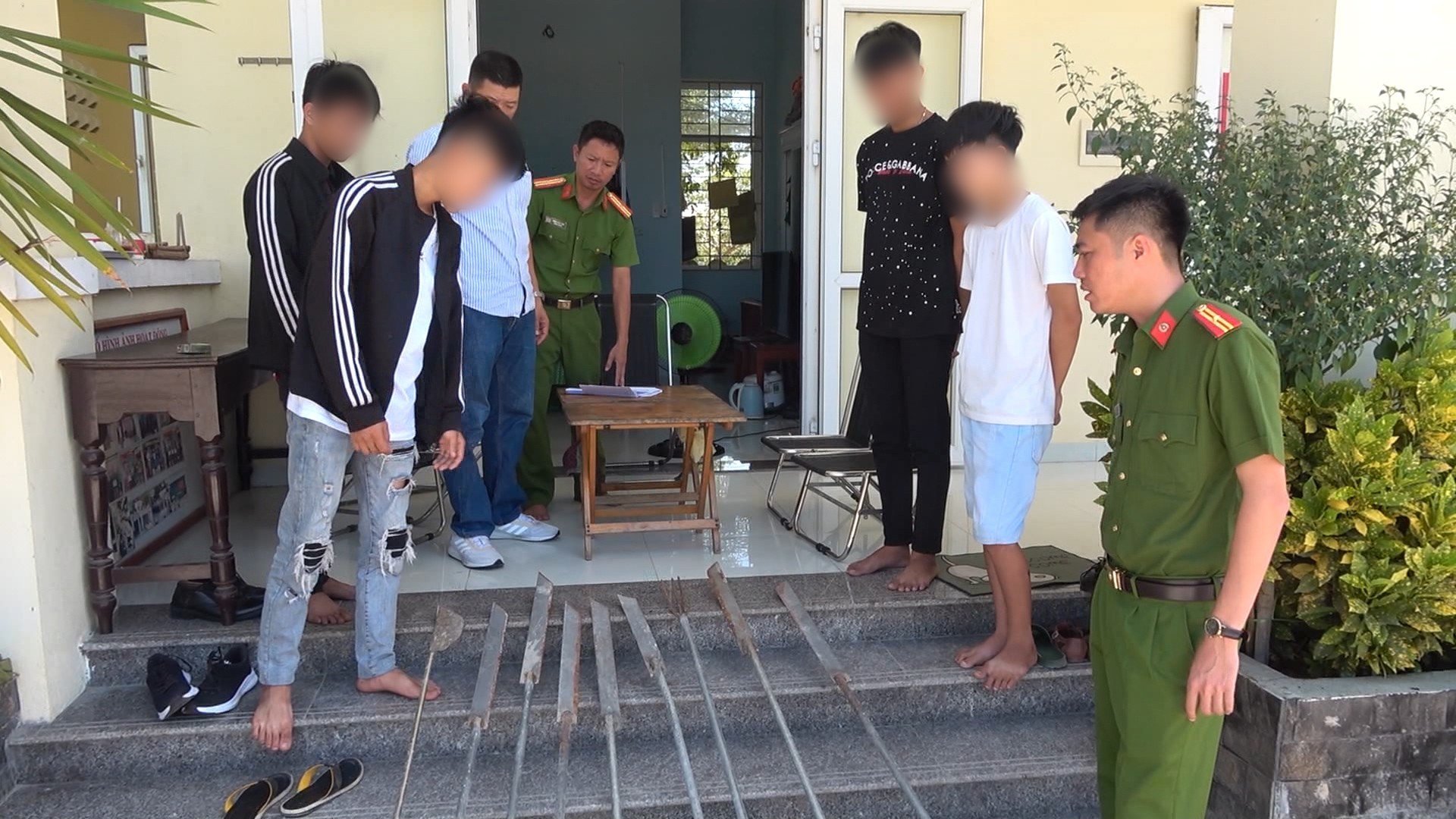 TT-Huế: Xử lý nhóm thanh thiếu niên tàng trữ loạt dao, kiếm tự chế để hỗn chiến  - Ảnh 1.
