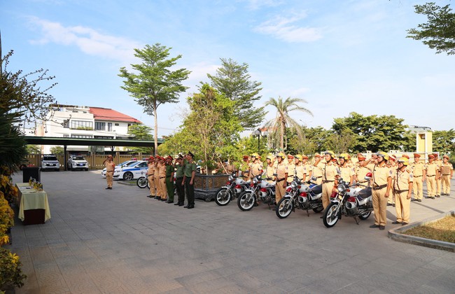 TT-Huế: CSGT ra quân tổng kiểm soát ô tô khách và container, kiên quyết không có vùng cấm  - Ảnh 1.