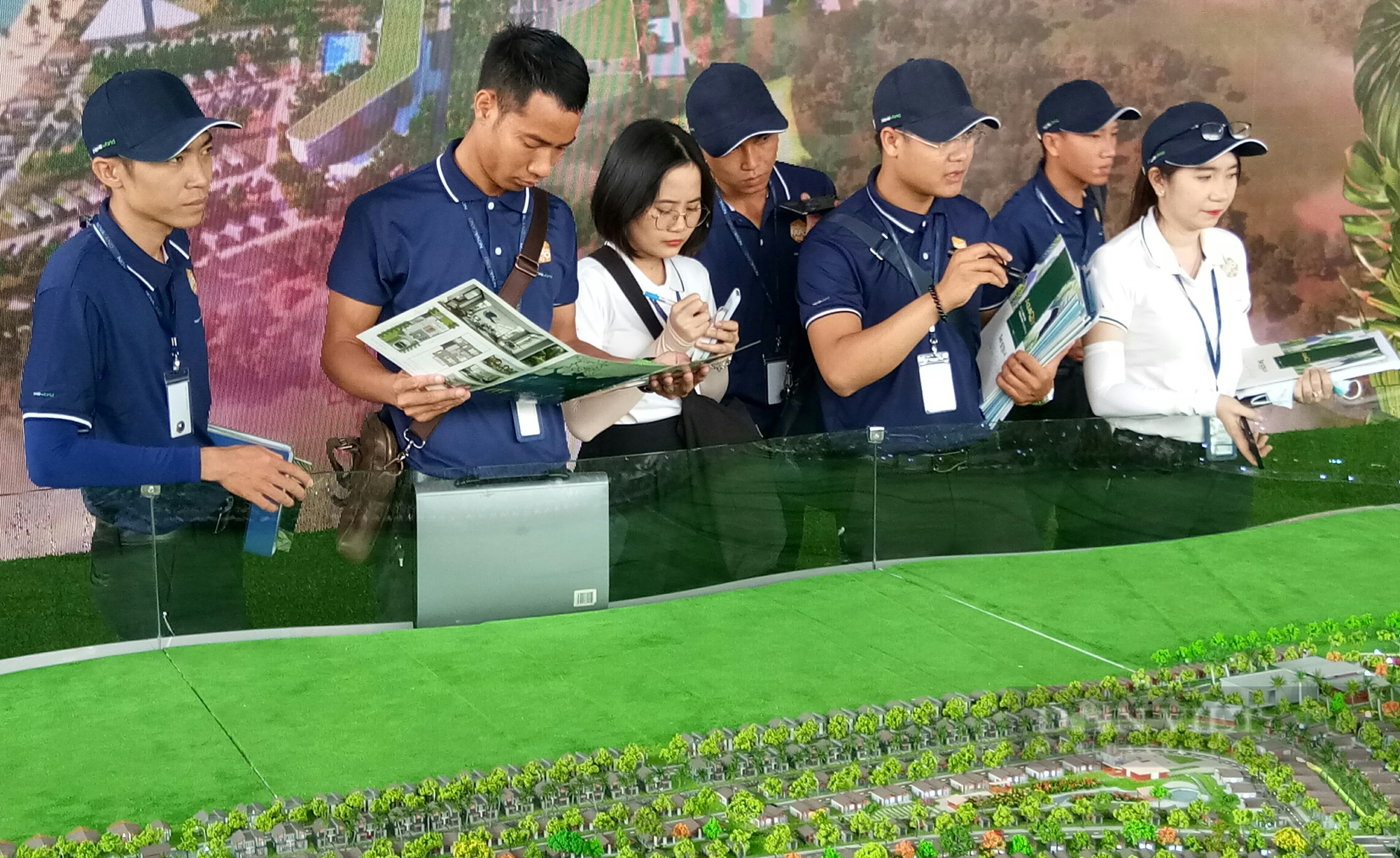 Vẫn khát vốn, doanh nghiệp địa ốc tiếp tục huy động trái phiếu, lãi suất cao chót vót 14% - Ảnh 1.