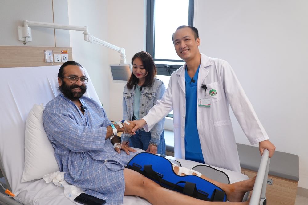 Bệnh nhân Ấn Độ bị vỡ mâm chày gối, sau 3 ngày phẫu thuật kết hợp xương sinh học được xuất viện - Ảnh 3. Bệnh nhân Ấn Độ bị vỡ mâm chày gối, sau 3 ngày phẫu thuật kết hợp xương sinh học được xuất viện - Ảnh 3.