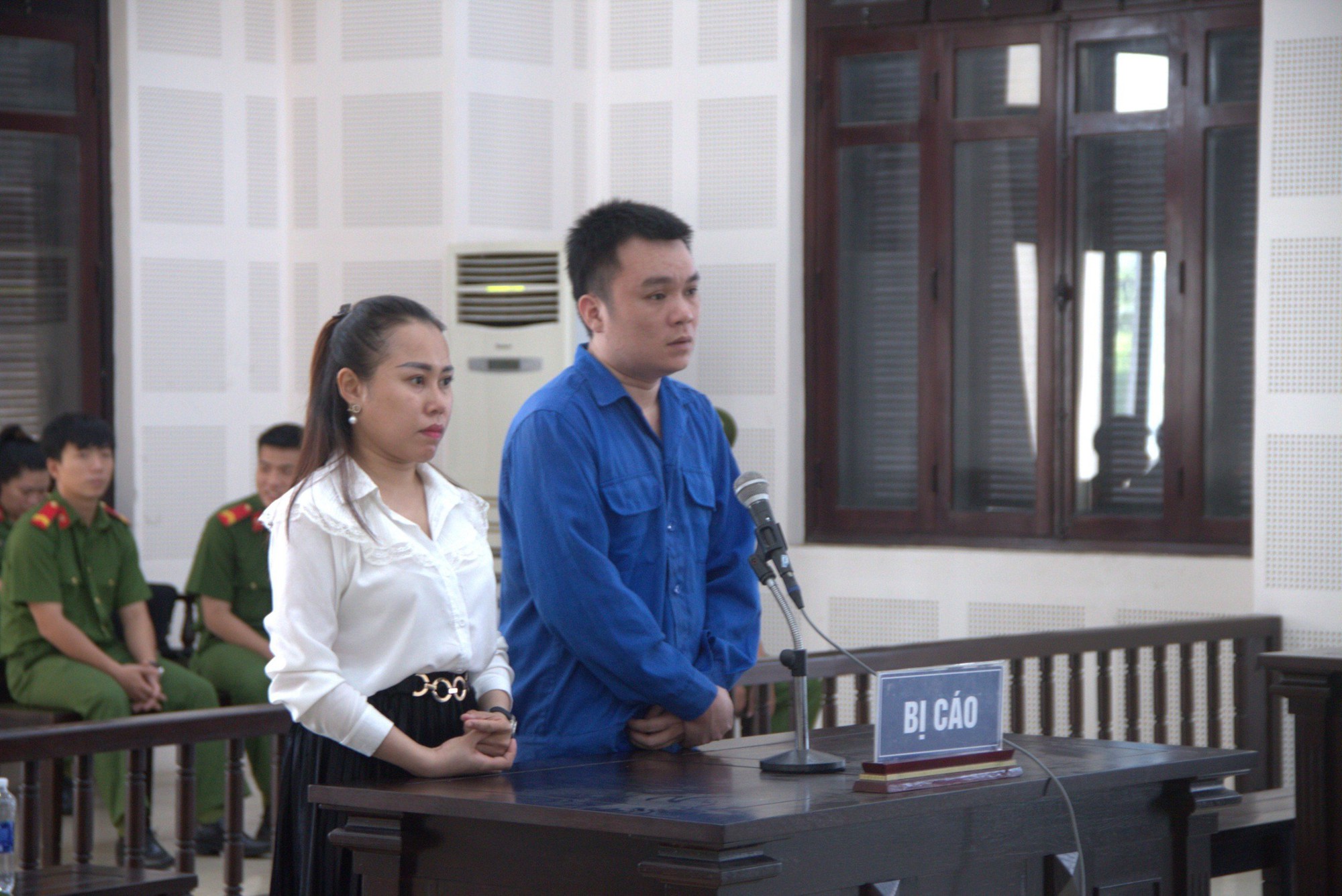 Cặp đôi nguỵ trang ma tuý thành gói bánh phồng tôm, mì ăn liền - Ảnh 1.