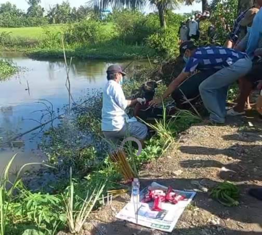 Làm rõ nguyên nhân người đàn ông chết dưới kênh ở Long An - Ảnh 1.